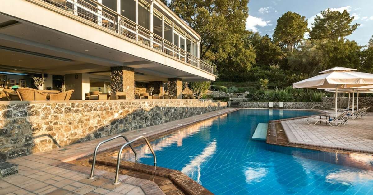 Een foto van het zwembad bij Divani Corfu Palace