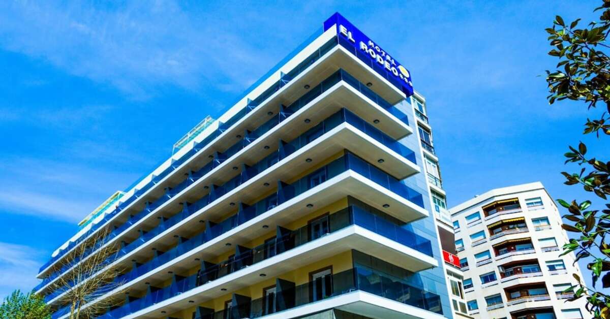 Een foto van de buitenkant van Hotel Monarque El Rodeo