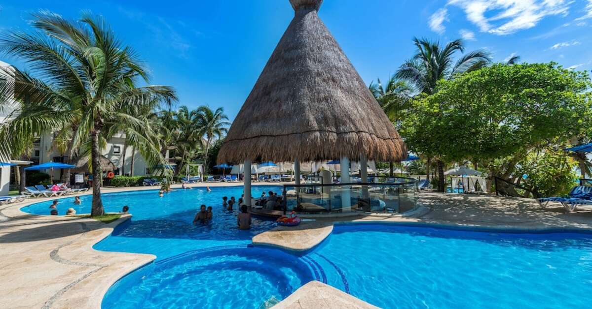Een foto van het zwembad bij The Reef Playacar Resort