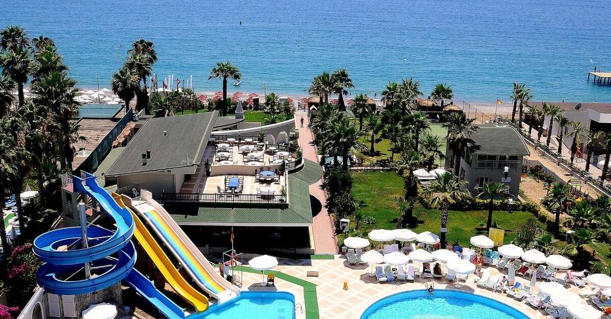 Een foto van het zwembad bij Holiday Garden Resort