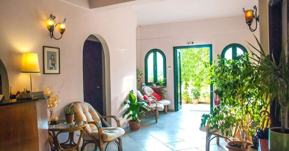 Een foto van het interieur van Alonakia Hotel