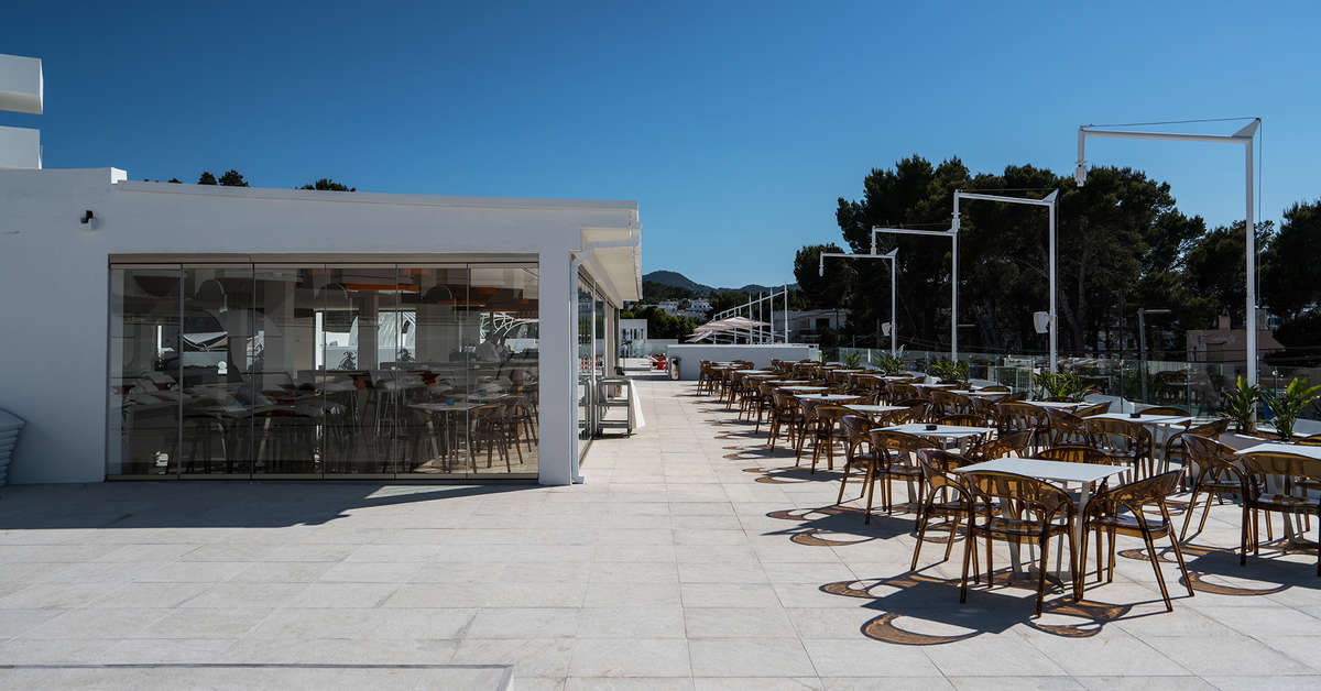 Een foto van het terras bij THB Naeco Ibiza