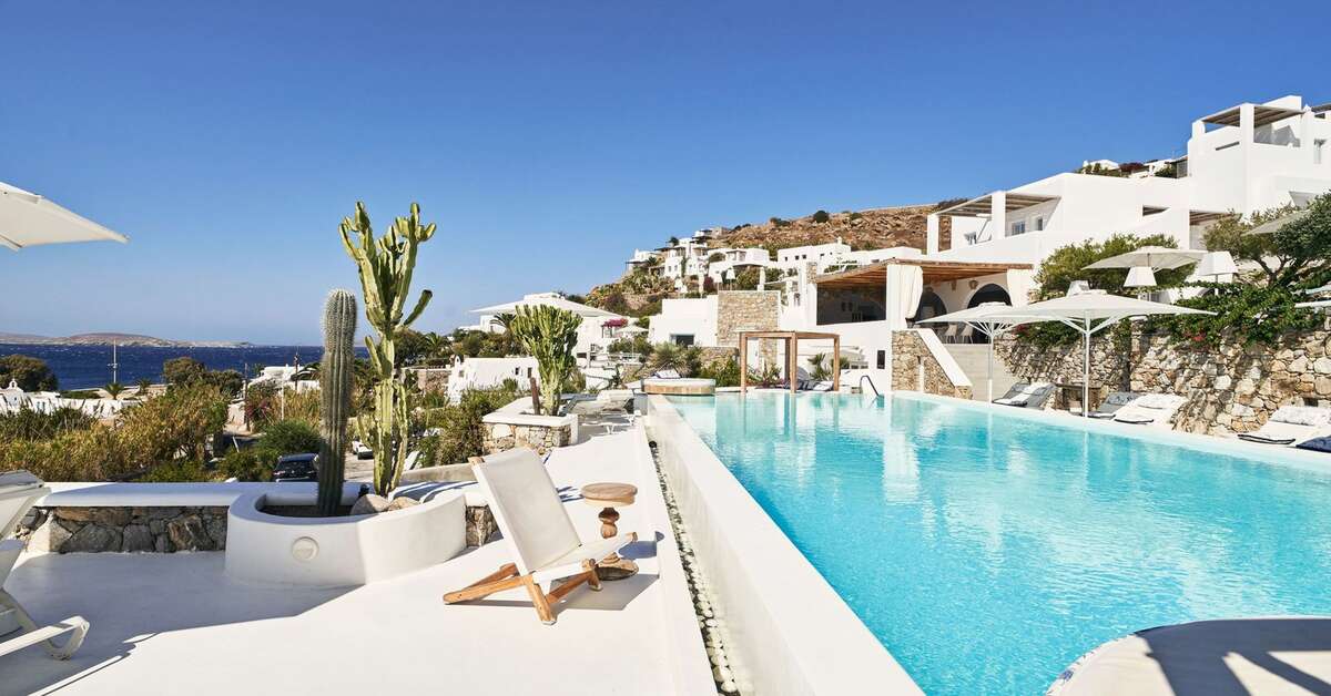 Een foto van het zwembad bij Katikies Mykonos