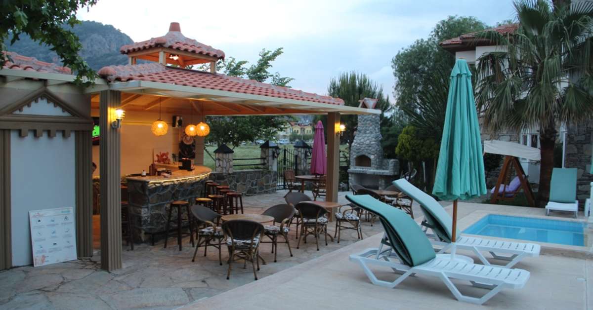 Een foto van het terras bij Basar Hotel