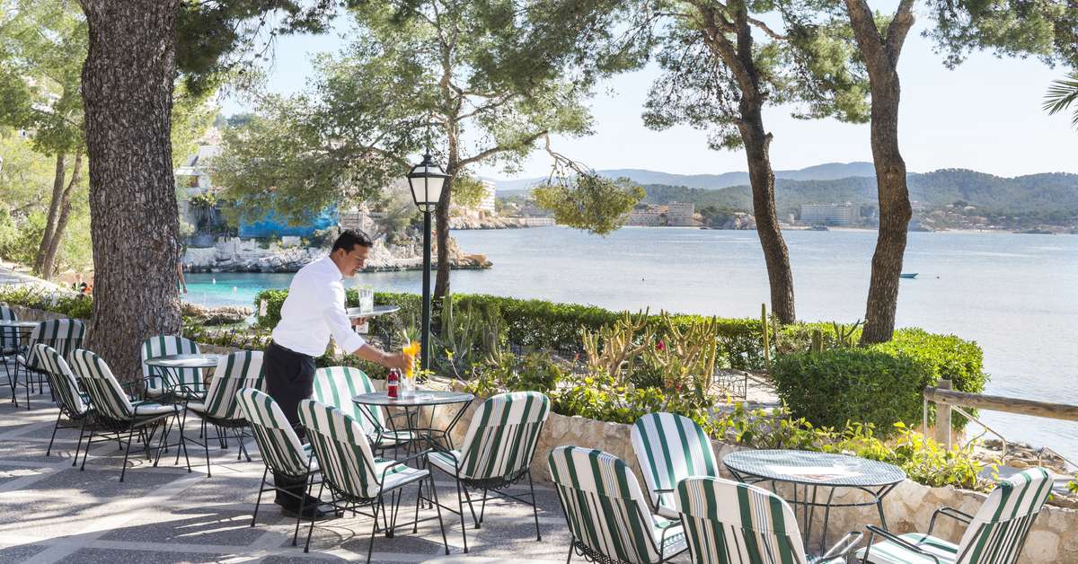 Een foto van het terras bij Cala Fornells Hotel