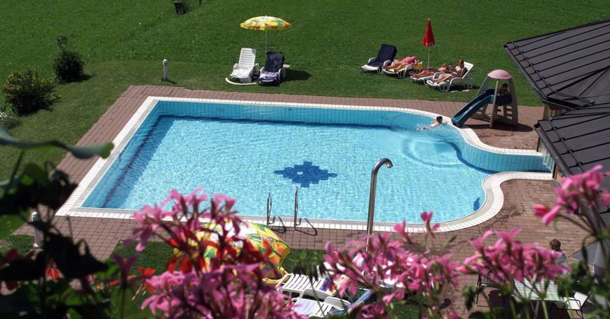 Een foto van het zwembad bij Feriendorf Ponyhof