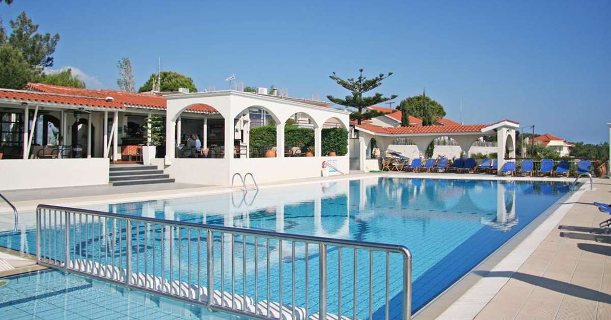 Een foto van het zwembad bij Mouikis Sun Village