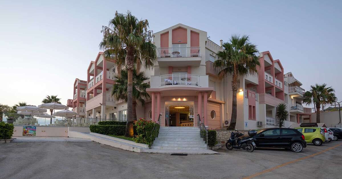Een foto van de buitenkant van Xenos Kamara Beach Aparthotel