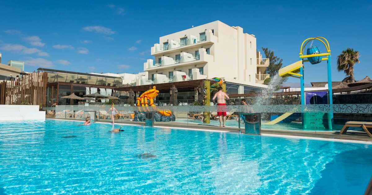 Een foto van het zwembad bij HD Beach Resort & Spa