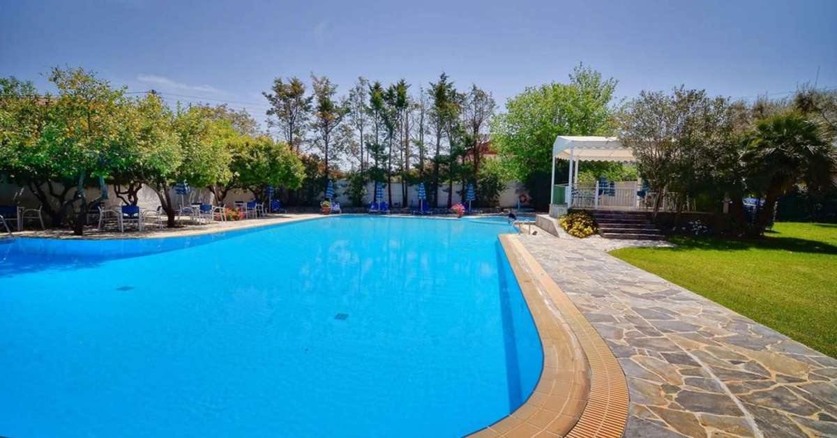 Een foto van het zwembad bij Konaki Hotel