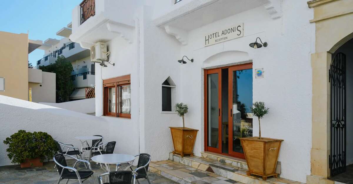 Een foto van het terras bij Adonis Hotel