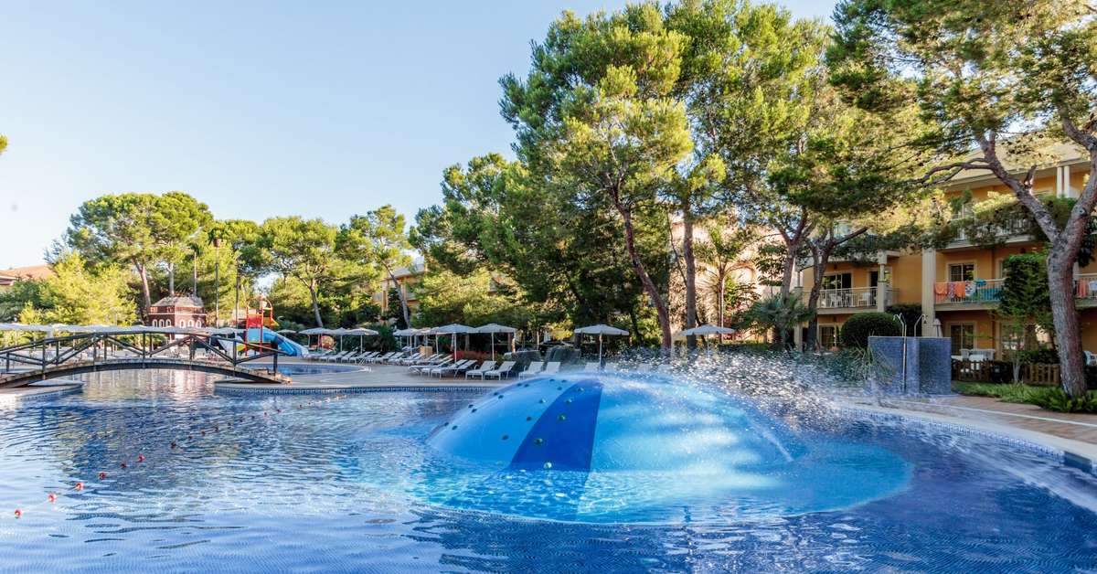 Een foto van het zwembad bij Hotel Zafiro Mallorca