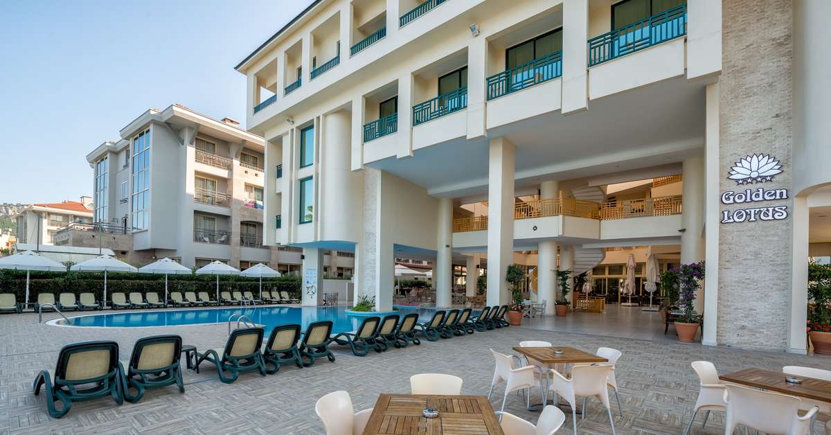 Een foto van het zwembad bij Hotel Golden Lotus