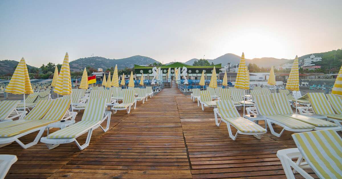 Een foto van het terras bij Doganay Beach Club