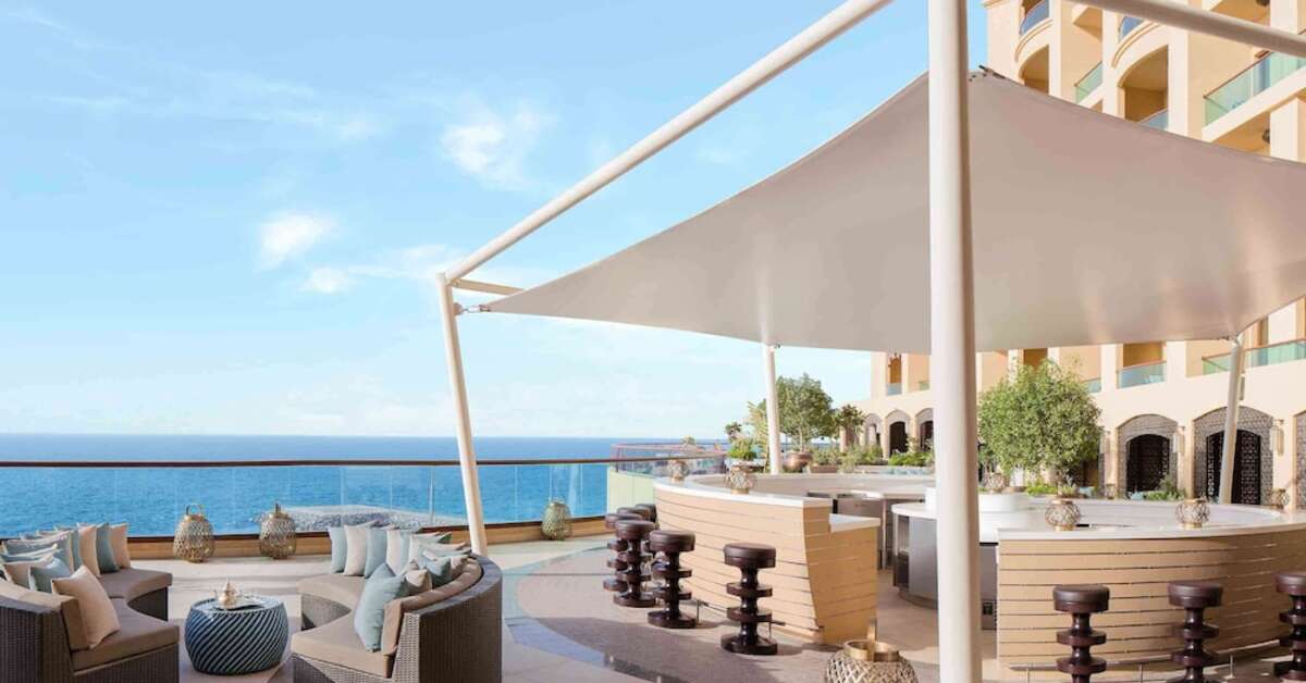 Ein Foto von der Terrasse im Fairmont Ajman