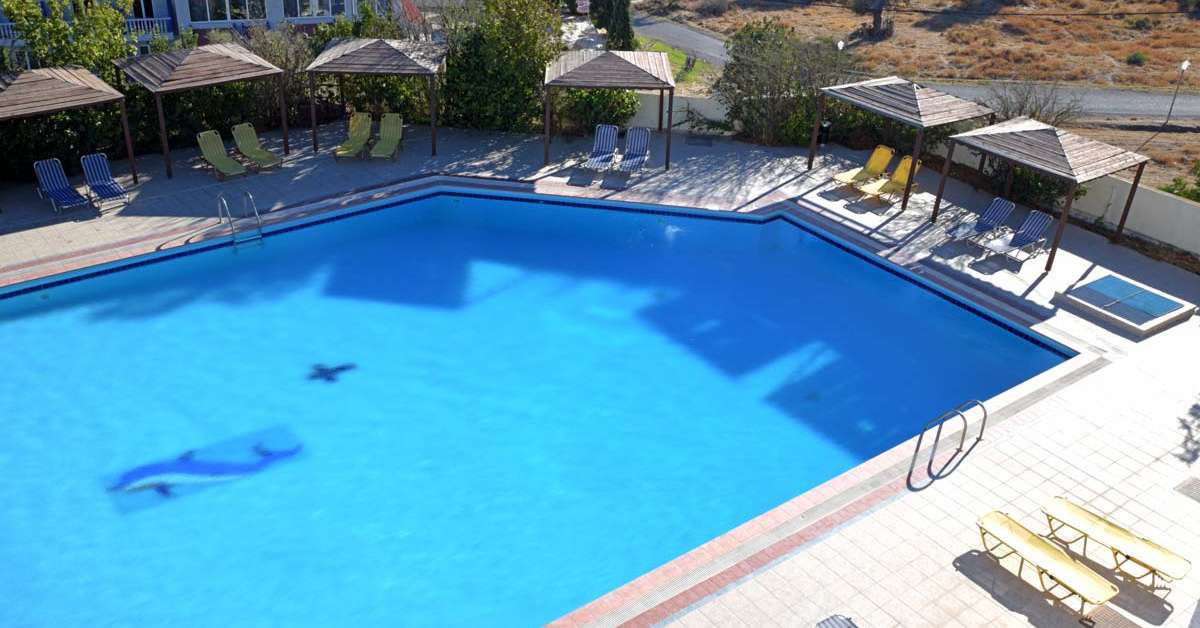 Ein Foto vom Pool im Telhinis Hotel