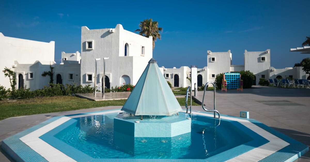 Een foto van het zwembad bij Aeolos Beach Hotel