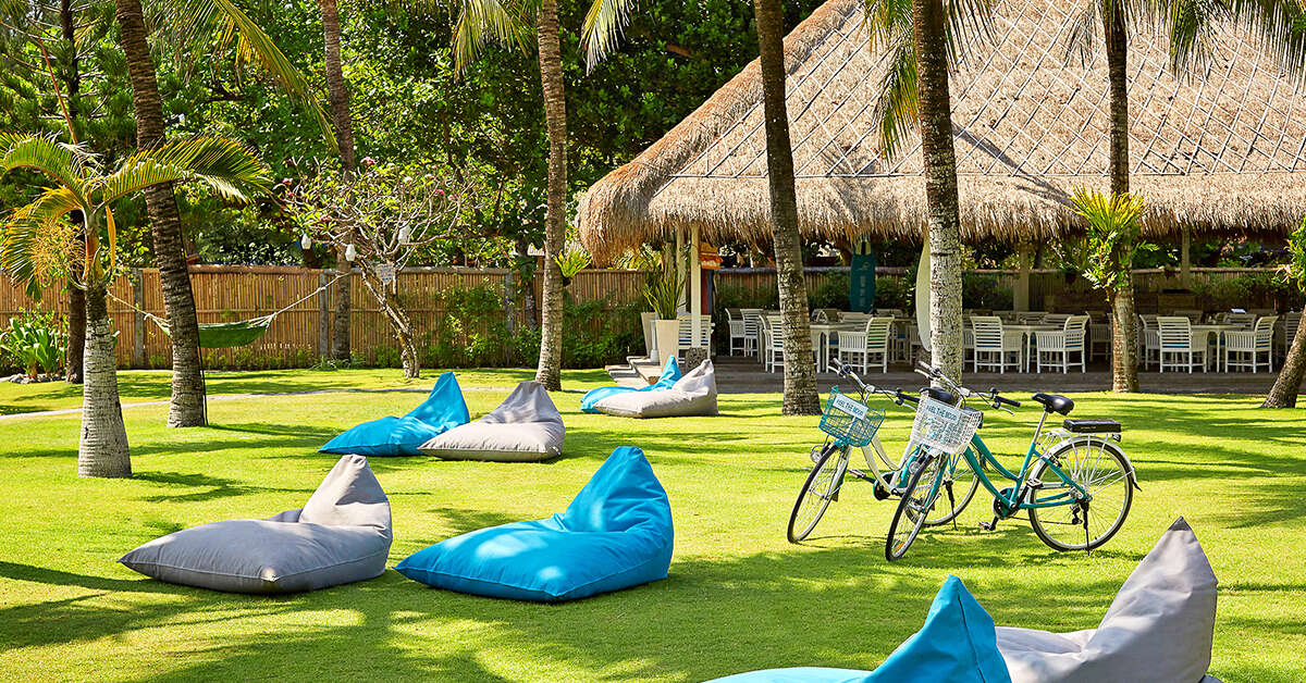Een foto van het terras bij Sol by Melia Benoa Bali
