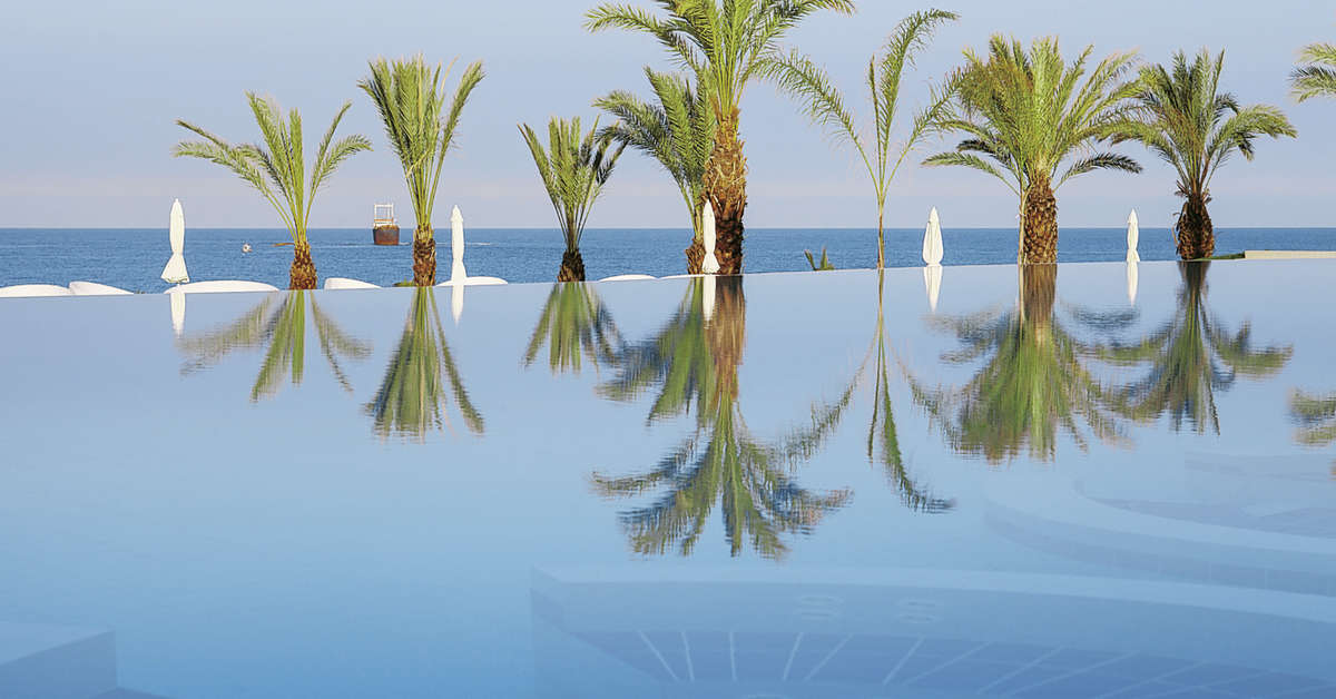 Een foto van het zwembad bij The King Evelthon Beach Hotel & Resort