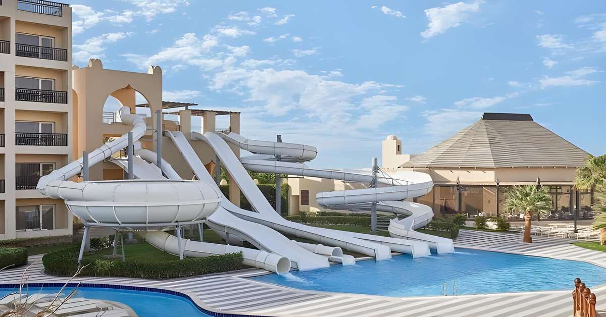 Een foto van het zwembad bij Steigenberger Aqua Magic