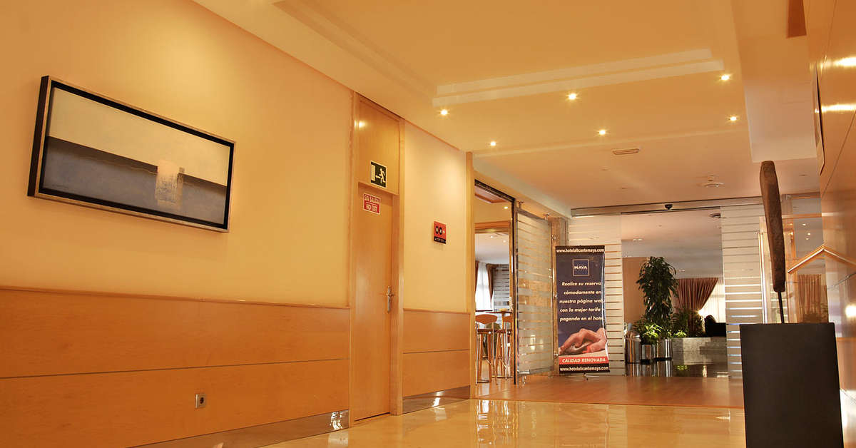 Een foto van het interieur van Sercotel Maya Alicante