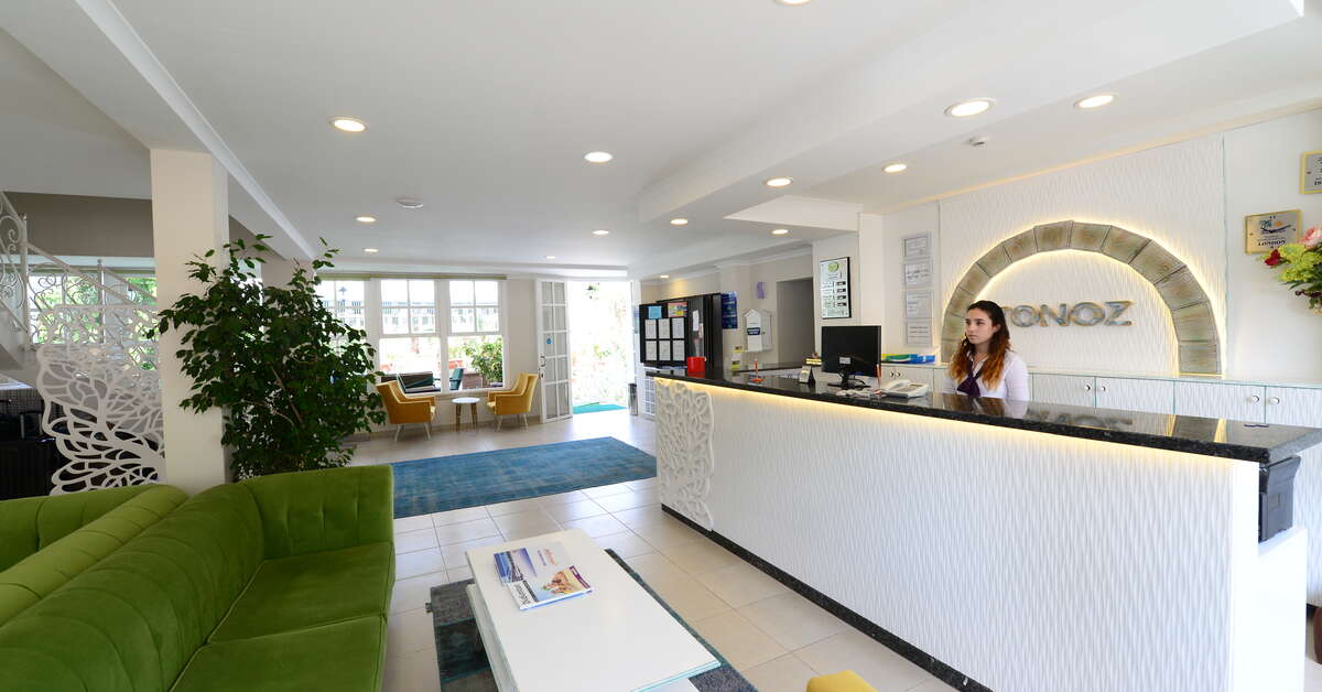 Een foto van het interieur van Tonoz Beach Hotel
