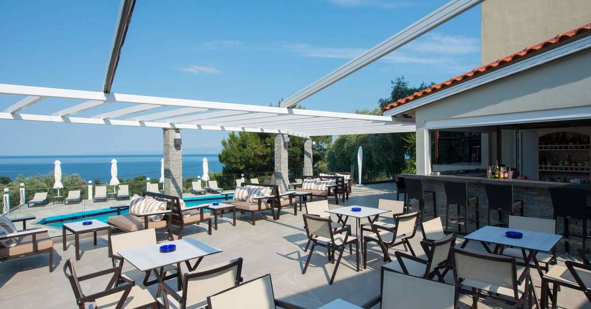 Een foto van het terras bij Villa Natassa