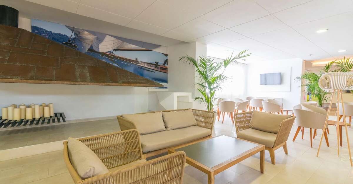 Een foto van het interieur van azuLine Hotel Bergantin