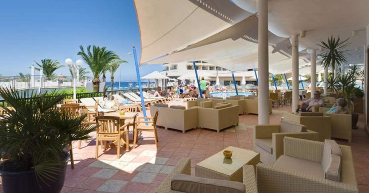 Een foto van het terras bij Hotel Osiris Ibiza