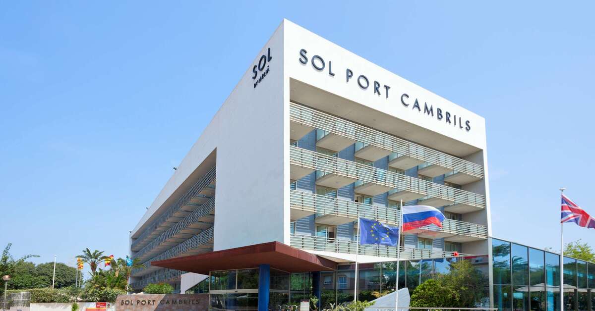 Een foto van de buitenkant van Sol Port Cambrils Hotel