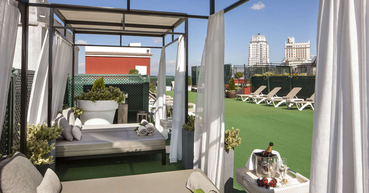 Een foto van het terras bij Hotel Emperador