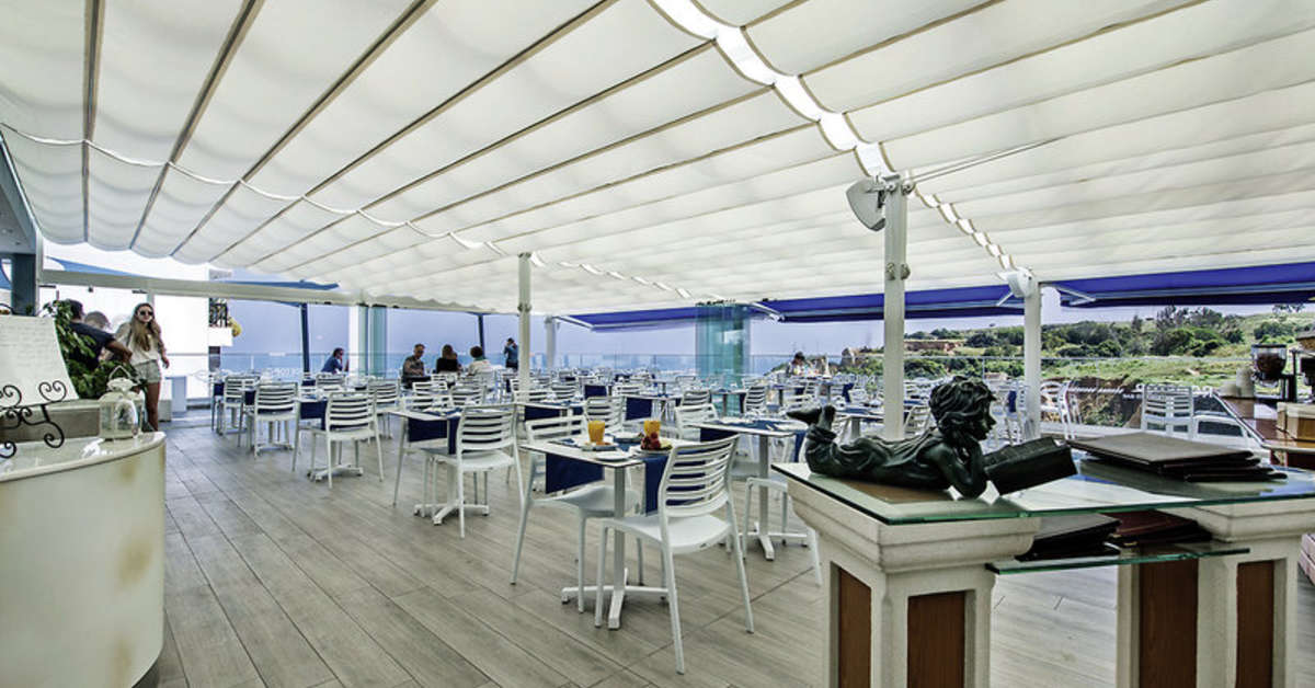Een foto van het terras bij Carvi Beach Hotel