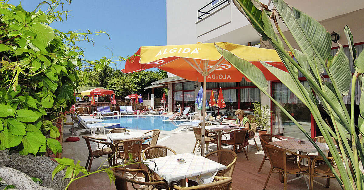 Een foto van het terras bij Time Beach Hotel