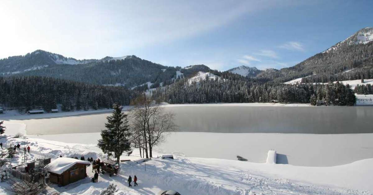 Ein Foto von der Außenansicht des Arabella Alpenhotel am Spitzingsee