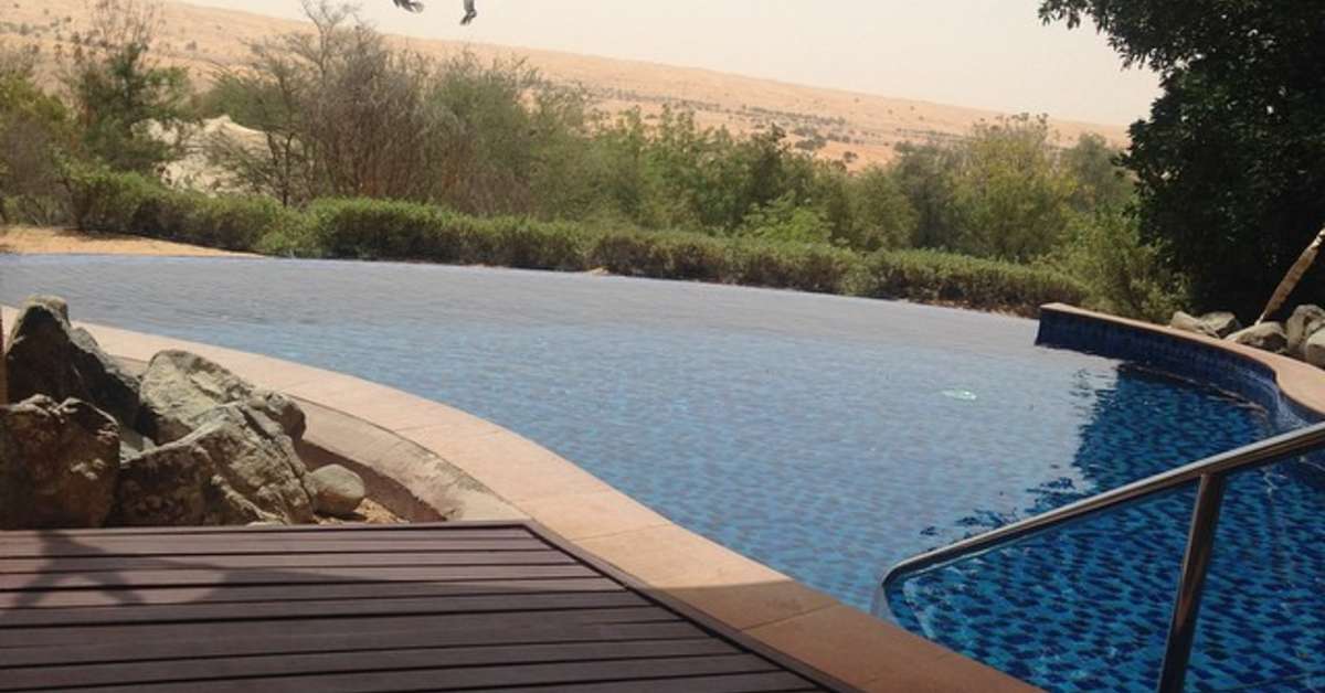 Een foto van het zwembad bij Al Maha Resort
