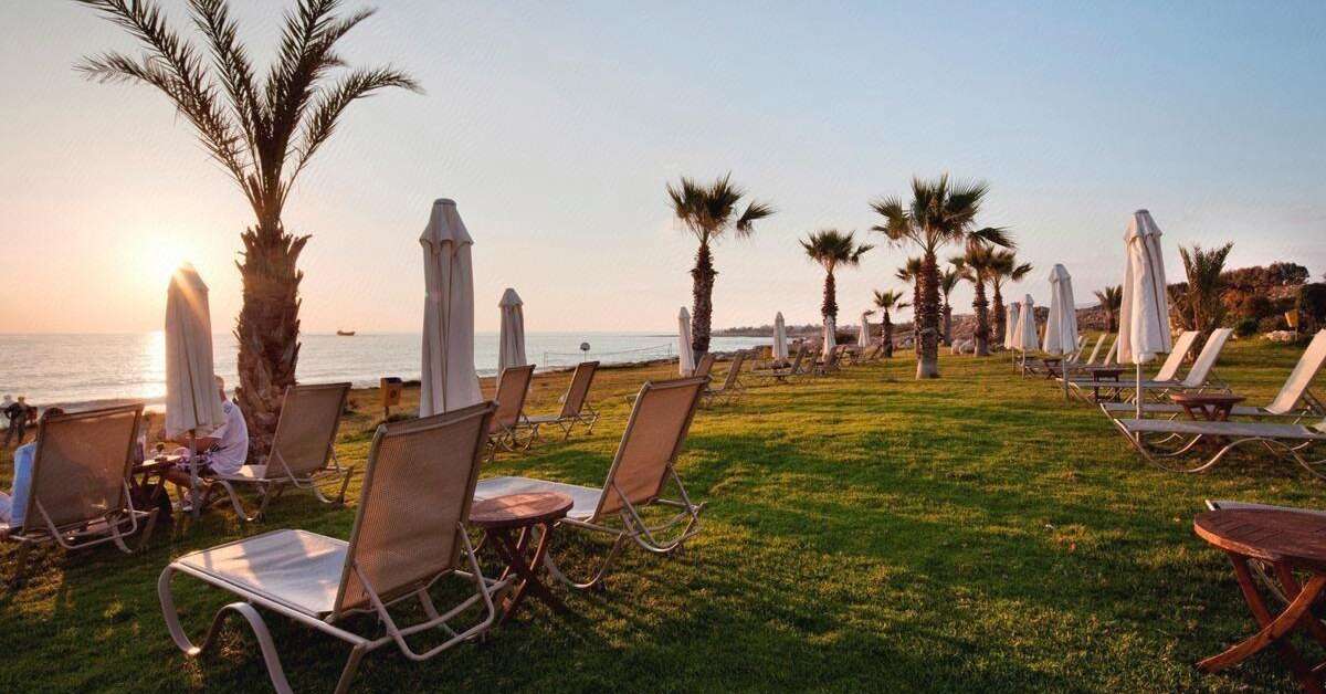 Een foto van het terras bij Capital Coast Resort & Spa