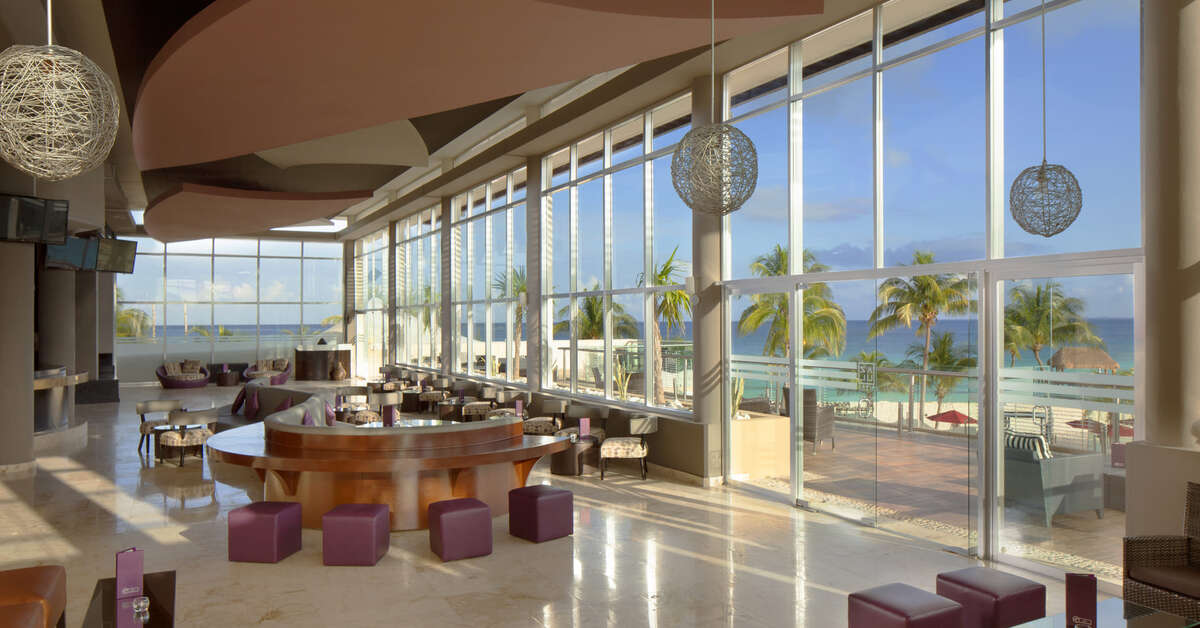 Een foto van het interieur van The Fives Beach Hotel & Residences