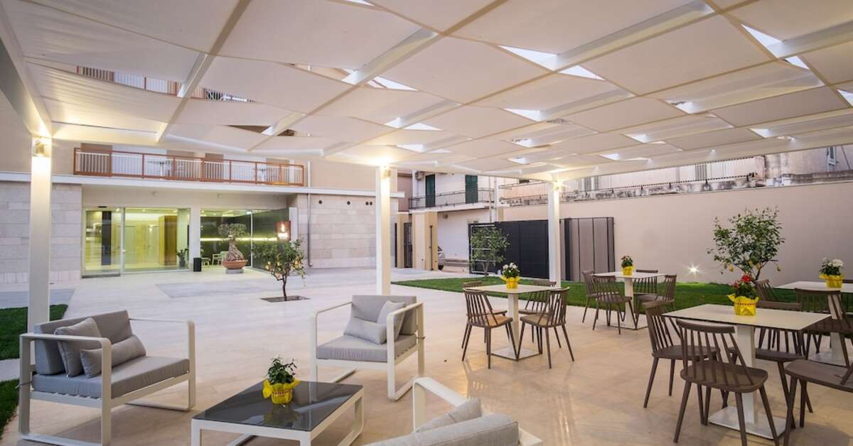 Een foto van het terras bij Netum Hotel