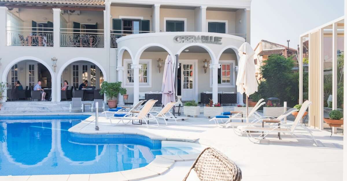 Een foto van het zwembad bij Opera Blue Hotel