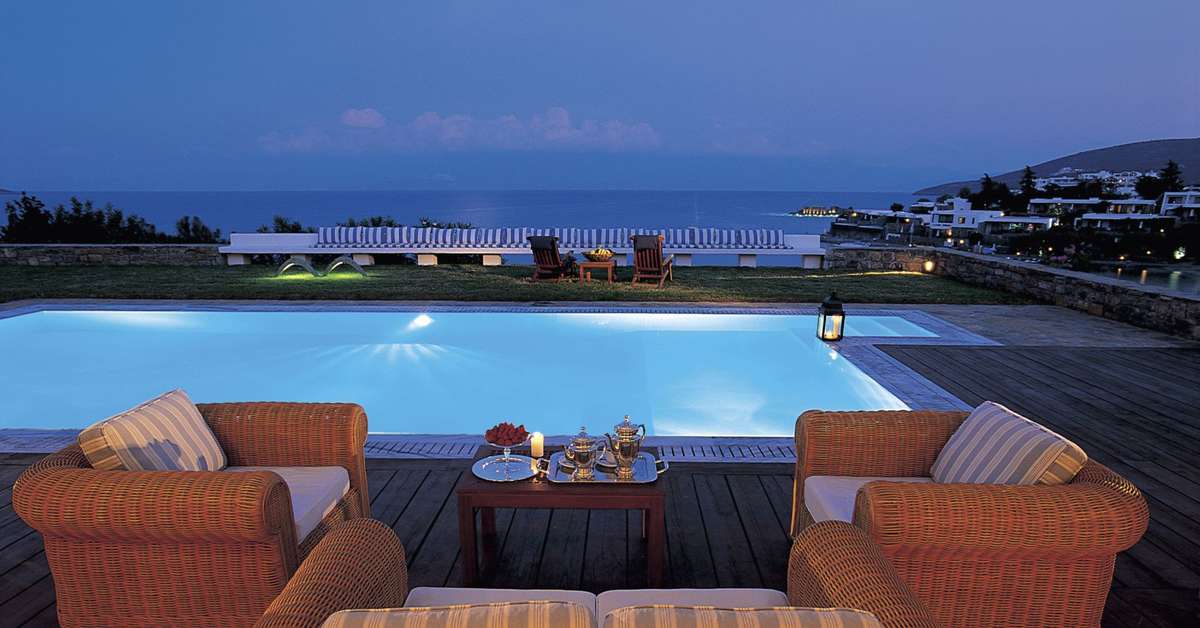 Een foto van het zwembad bij Elounda Bay Palace