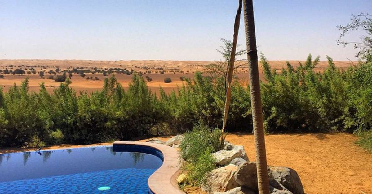 Een foto van het zwembad bij Al Maha Resort