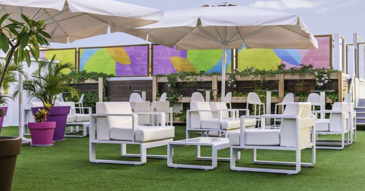 Een foto van het terras bij Paradise Park Fun Lifestyle Hotel