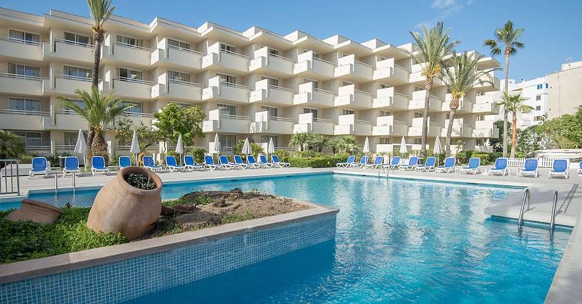 Een foto van het zwembad bij Globales Cala Bona Suites