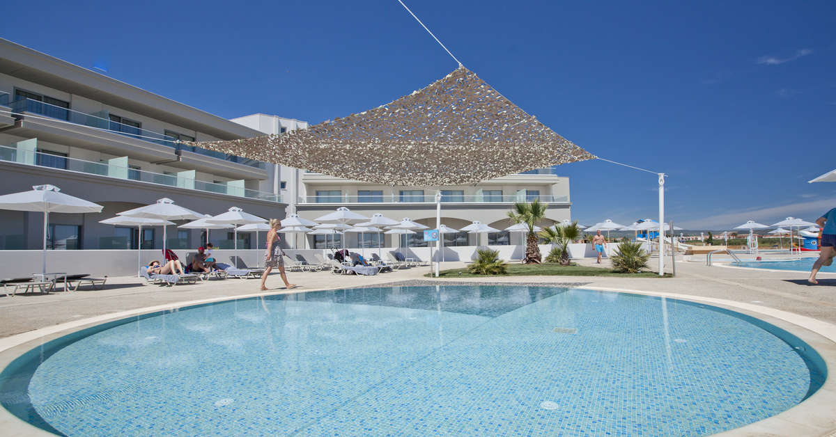 Een foto van het zwembad bij TUI Blue Lagoon Princess