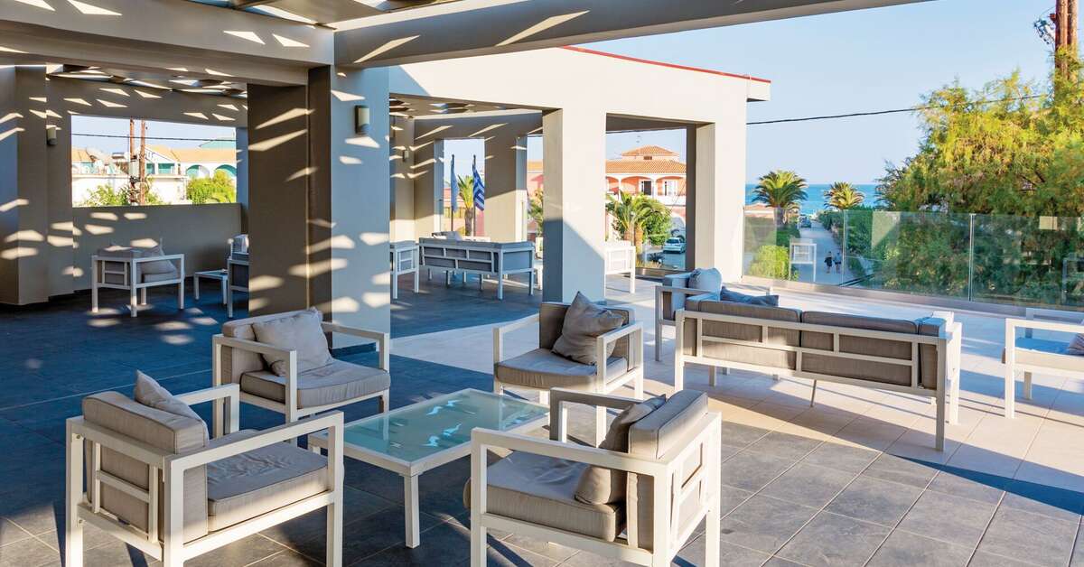 Een foto van het terras bij White Olive Premium Hotel