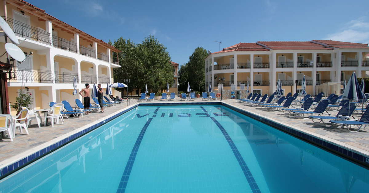 Een foto van het zwembad bij Village Inn Studios & Appartementen