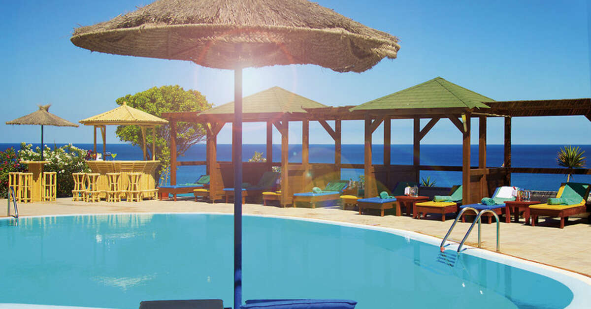 Een foto van het zwembad bij Marina Playa Suites