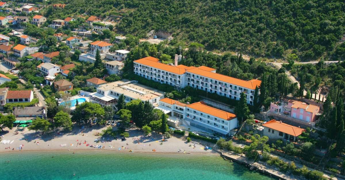 Een foto van de buitenkant van Hotel Faraon
