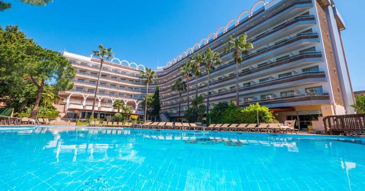 Een foto van het zwembad bij Golden Port Salou & Spa