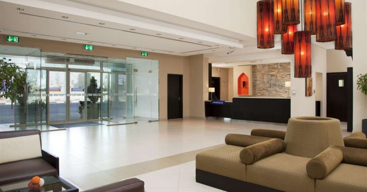 Een foto van het interieur van Holiday Inn Express Dubai Jumeirah